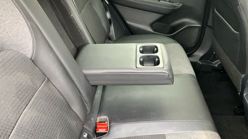 Nissan Qashqai 1.3 DiG-T MH N-Connecta 5dr Petrol Hatchback - Image 31