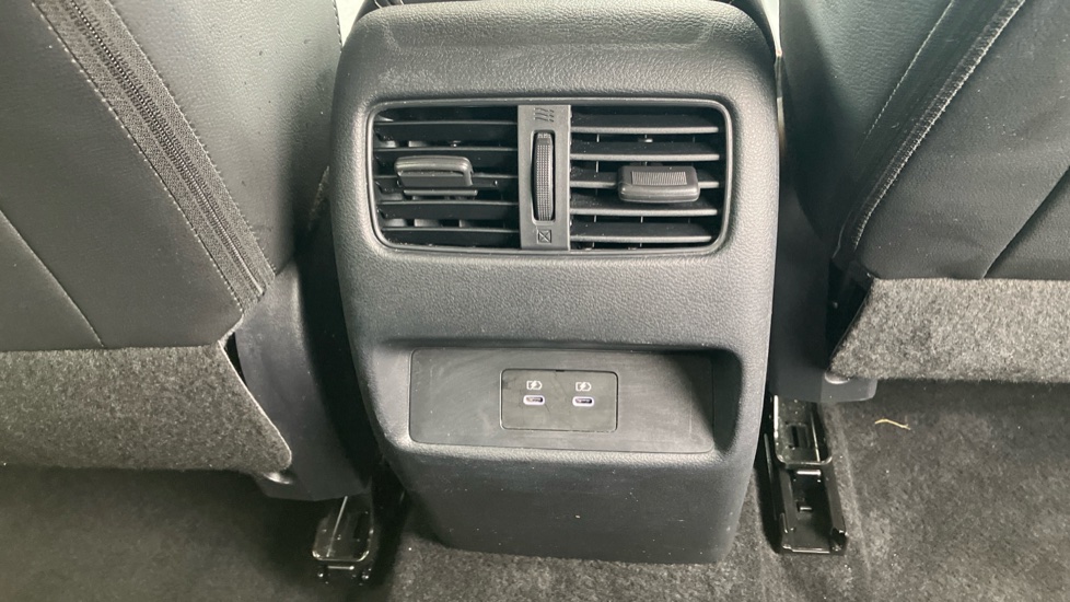 Nissan Qashqai 1.3 DiG-T MH N-Connecta 5dr Petrol Hatchback - Image 32