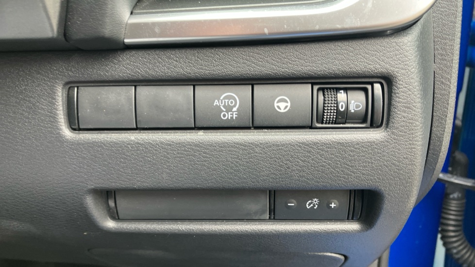 Nissan Qashqai 1.3 DiG-T MH N-Connecta 5dr Petrol Hatchback - Image 39