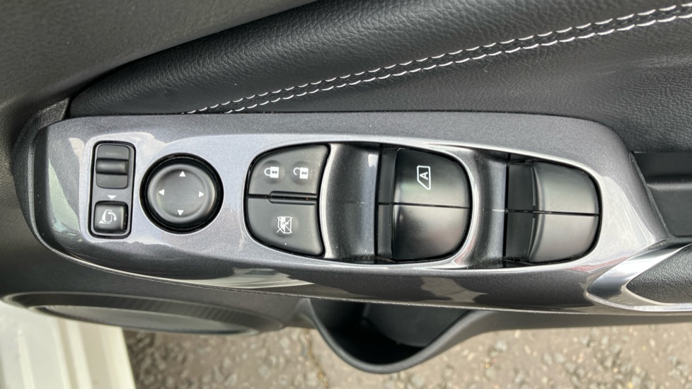 Nissan Juke 1.6 Hybrid N-Connecta 5dr Auto Hybrid Hatchback - Image 31