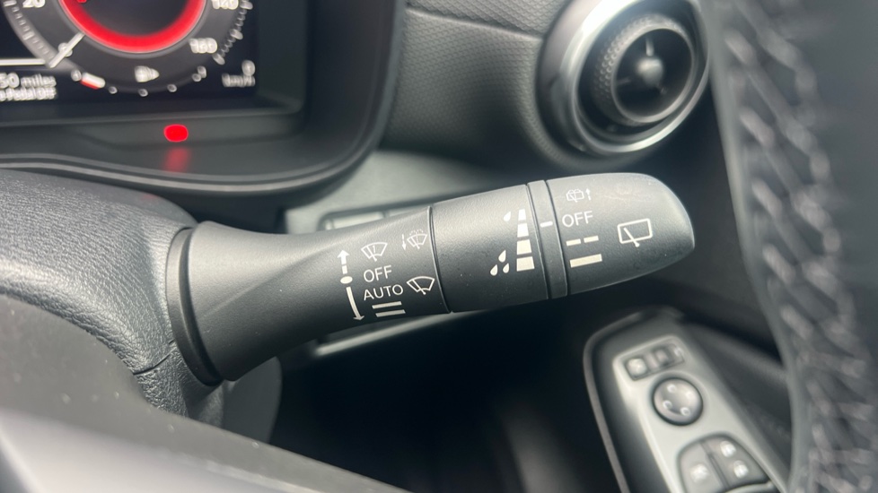 Nissan Juke 1.6 Hybrid N-Connecta 5dr Auto Hybrid Hatchback - Image 32