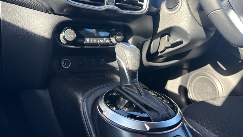 Nissan Juke 1.6 Hybrid N-Connecta 5dr Auto Hybrid Hatchback - Image 13