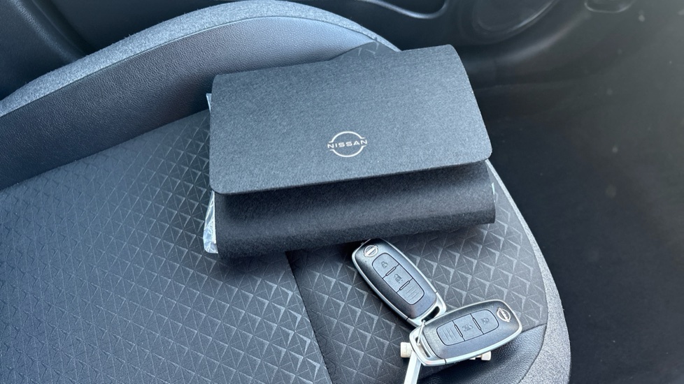 Nissan Juke 1.6 Hybrid N-Connecta 5dr Auto Hybrid Hatchback - Image 19