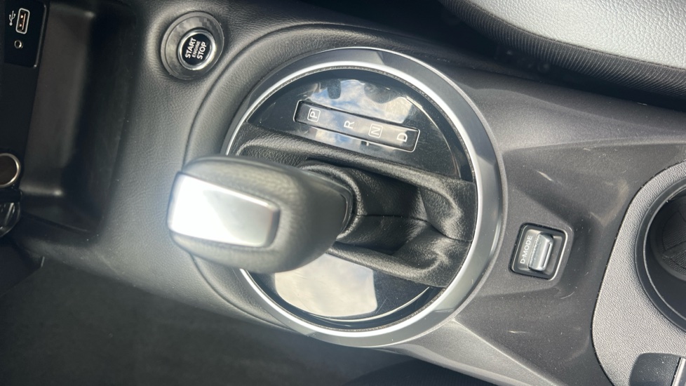 Nissan Juke 1.0 DiG-T 114 N-Connecta 5dr DCT Petrol Hatchback - Image 32