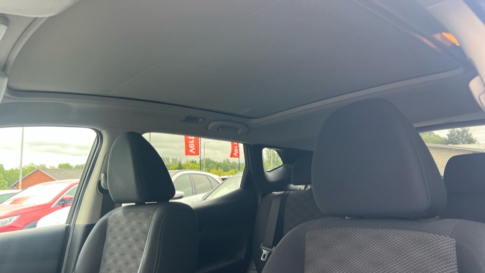 Nissan Qashqai 1.2 DiG-T N-Tec+ 5dr Xtronic Petrol Hatchback - Image 22