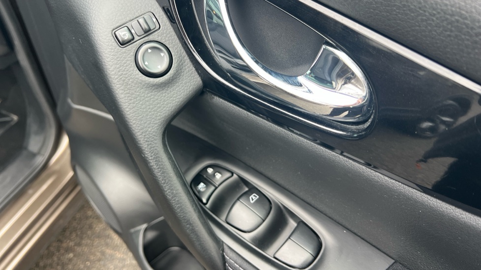 Nissan Qashqai 1.2 DiG-T N-Tec+ 5dr Xtronic Petrol Hatchback - Image 35