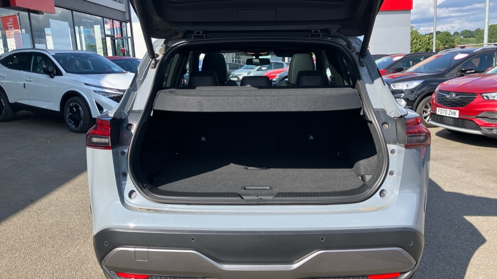 Nissan Qashqai 1.3 DiG-T MH 158 Tekna 5dr Xtronic Petrol Hatchback - Image 4