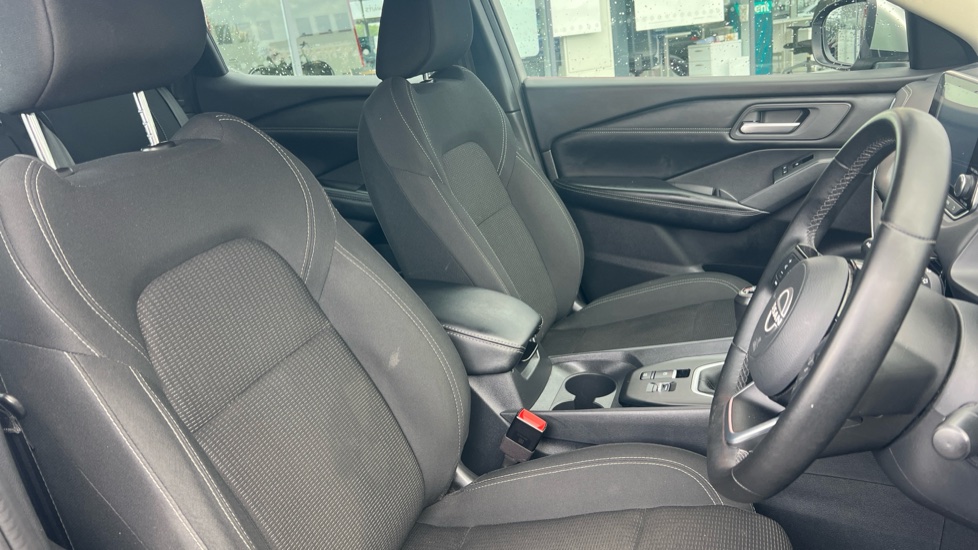 Nissan Qashqai 1.3 DiG-T MH Acenta Premium 5dr Petrol Hatchback - Image 21