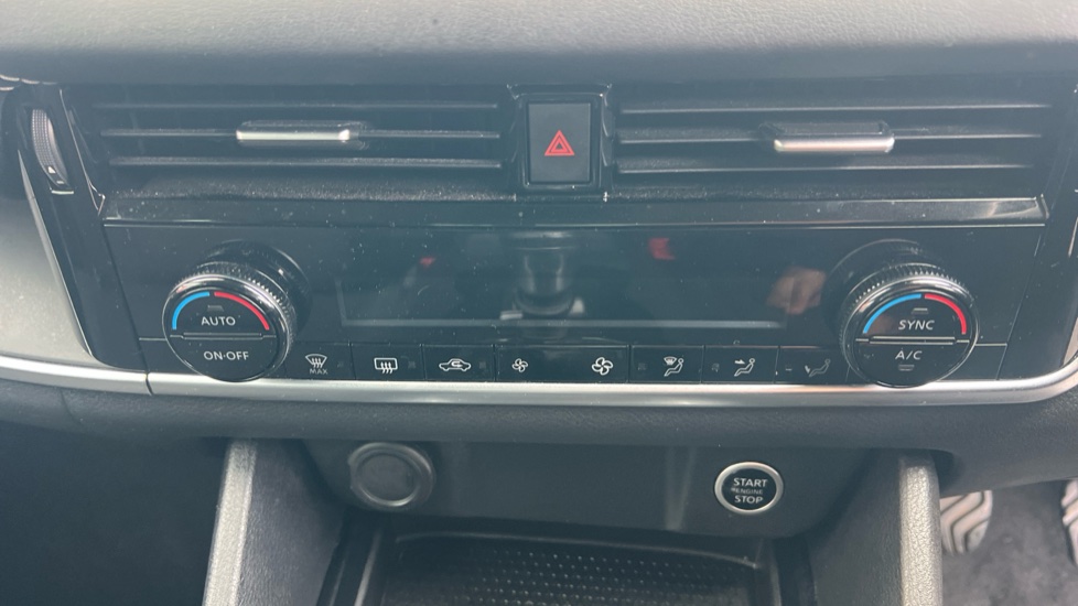 Nissan Qashqai 1.3 DiG-T MH Acenta Premium 5dr Petrol Hatchback - Image 24