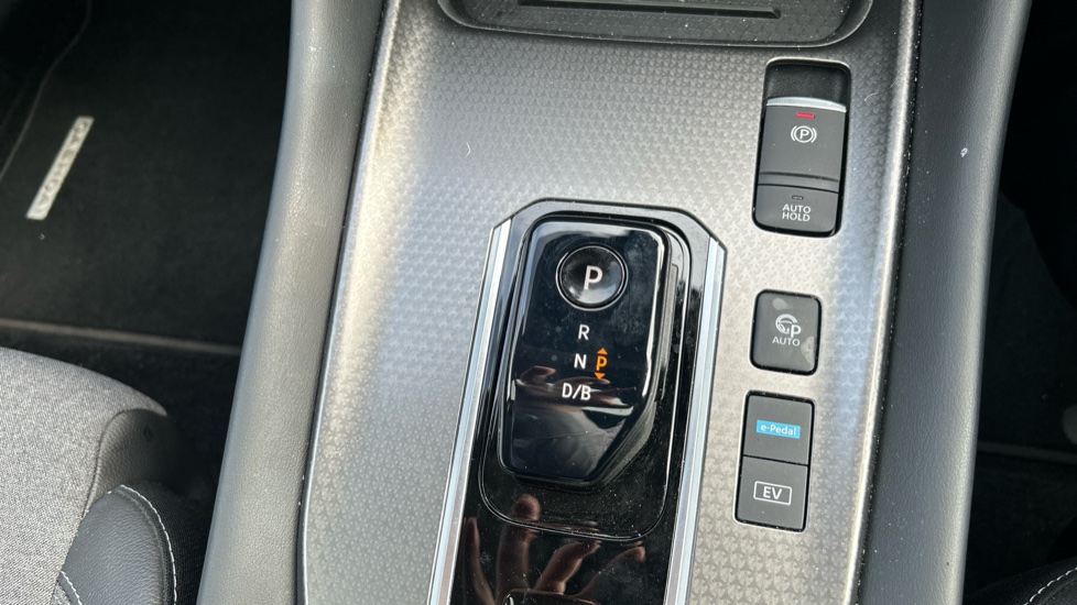 Nissan Qashqai 1.5 E-Power 205 N-Connecta [Glass Roof] 5dr Auto Hybrid Hatchback - Image 28