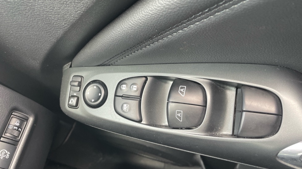 Nissan Juke 1.0 DiG-T N-Connecta 5dr Petrol Hatchback - Image 26