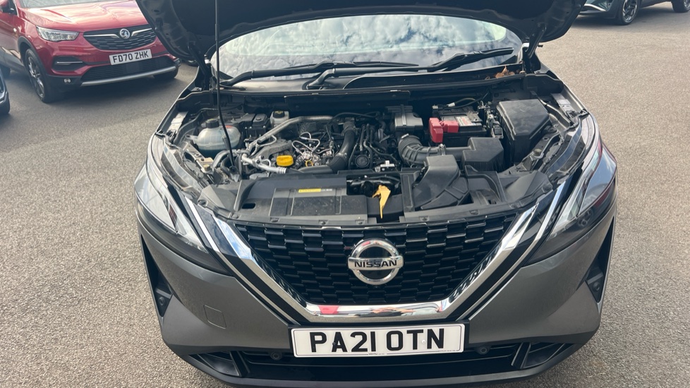 Nissan Qashqai 1.3 DiG-T MH Premiere Edition 5dr Petrol Hatchback - Image 8