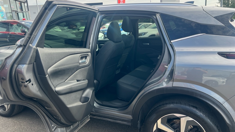 Nissan Qashqai 1.3 DiG-T MH Premiere Edition 5dr Petrol Hatchback - Image 21