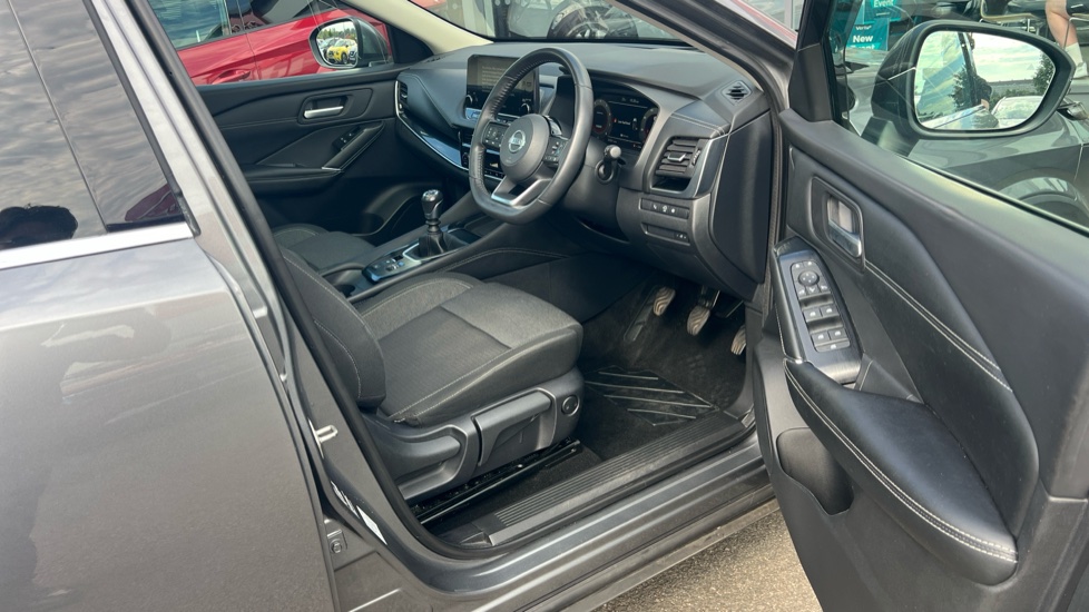 Nissan Qashqai 1.3 DiG-T MH Premiere Edition 5dr Petrol Hatchback - Image 23