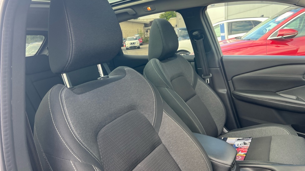 Nissan Qashqai 1.3 DiG-T MH Premiere Edition 5dr Petrol Hatchback - Image 25