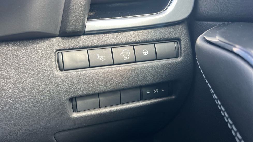 Nissan Qashqai 1.3 DiG-T MH Premiere Edition 5dr Petrol Hatchback - Image 27