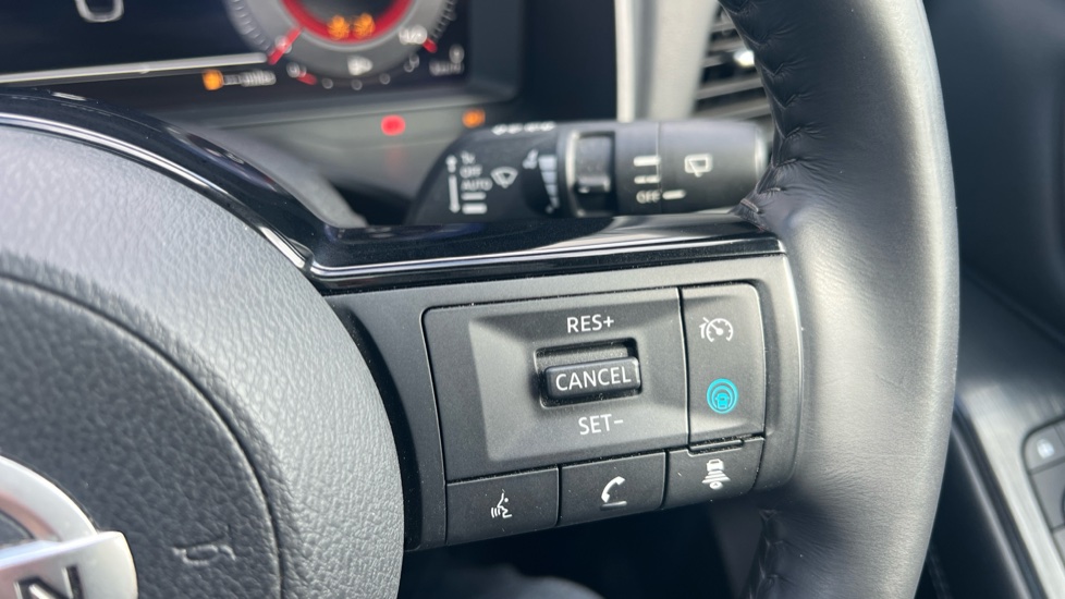 Nissan Qashqai 1.3 DiG-T MH Premiere Edition 5dr Petrol Hatchback - Image 28