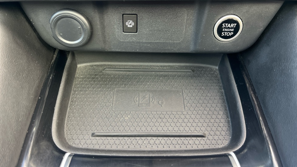 Nissan Qashqai 1.3 DiG-T MH Premiere Edition 5dr Petrol Hatchback - Image 30