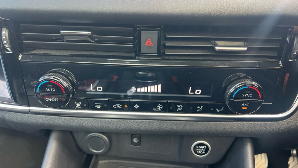 Nissan Qashqai 1.3 DiG-T MH Premiere Edition 5dr Petrol Hatchback - Image 31