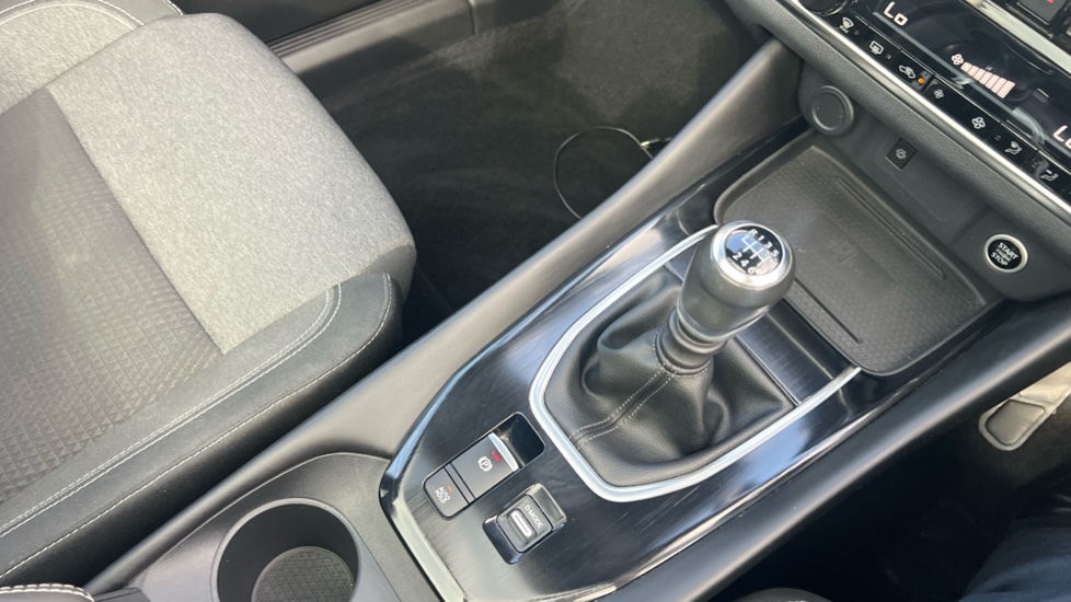 Nissan Qashqai 1.3 DiG-T MH Premiere Edition 5dr Petrol Hatchback - Image 32