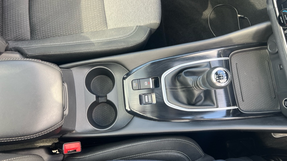 Nissan Qashqai 1.3 DiG-T MH Premiere Edition 5dr Petrol Hatchback - Image 33