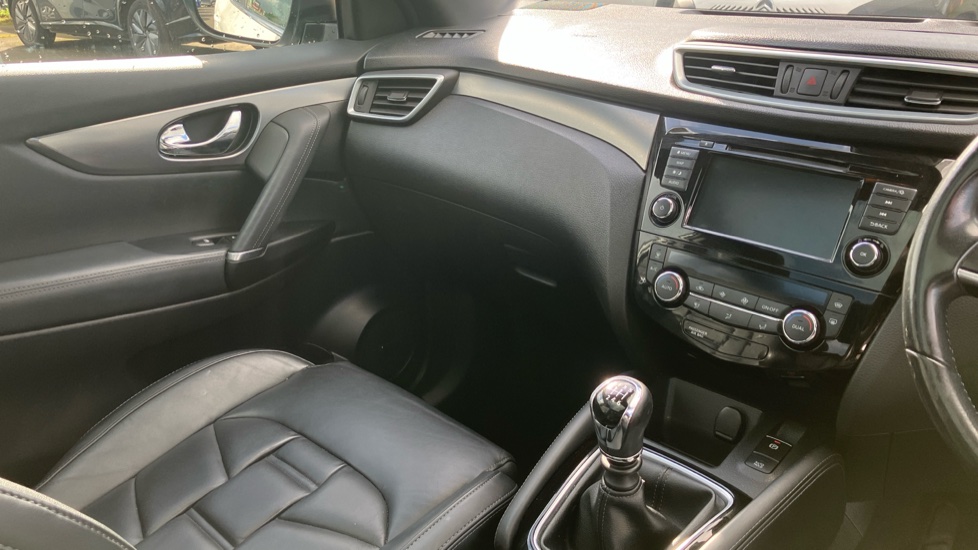 Nissan Qashqai 1.7 dCi Tekna+ 5dr Diesel Hatchback - Image 14