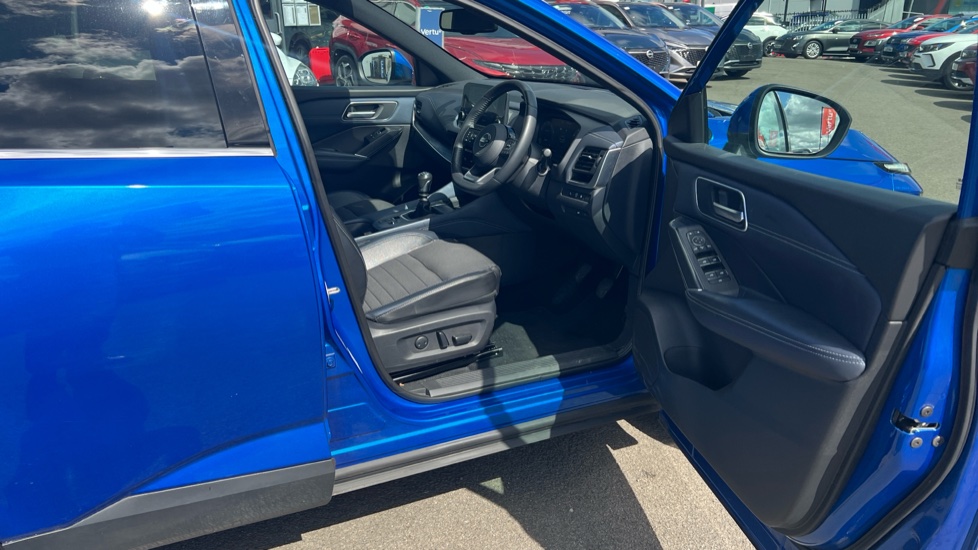 Nissan Qashqai 1.3 DiG-T MH Tekna 5dr Petrol Hatchback - Image 34