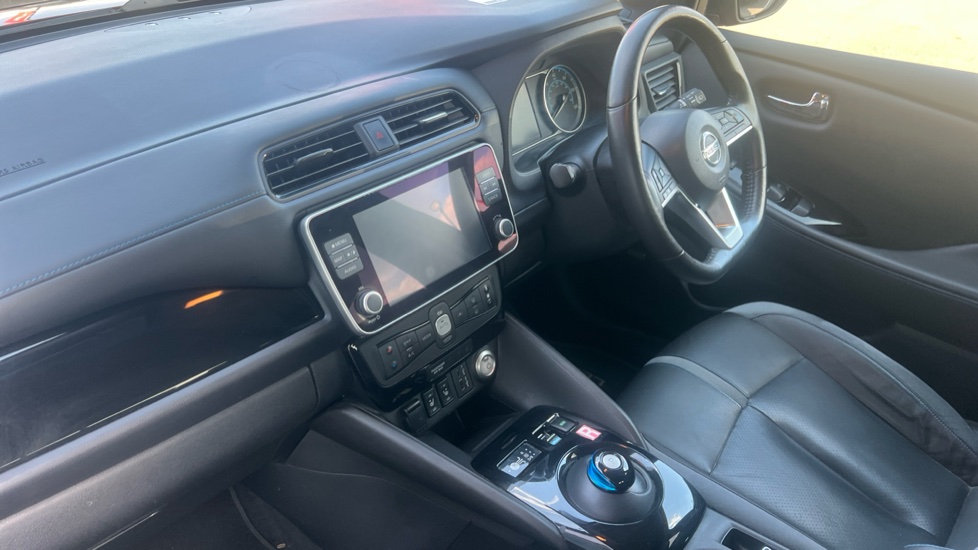 Nissan LEAF 110kW Tekna 40kWh 5dr Auto Electric Hatchback - Image 9
