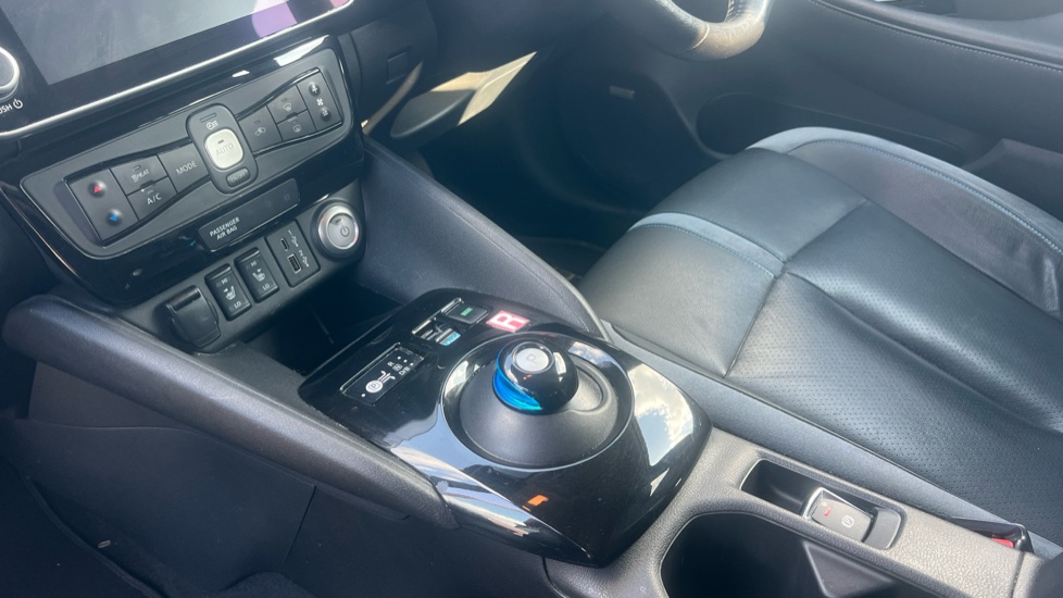 Nissan LEAF 110kW Tekna 40kWh 5dr Auto Electric Hatchback - Image 13