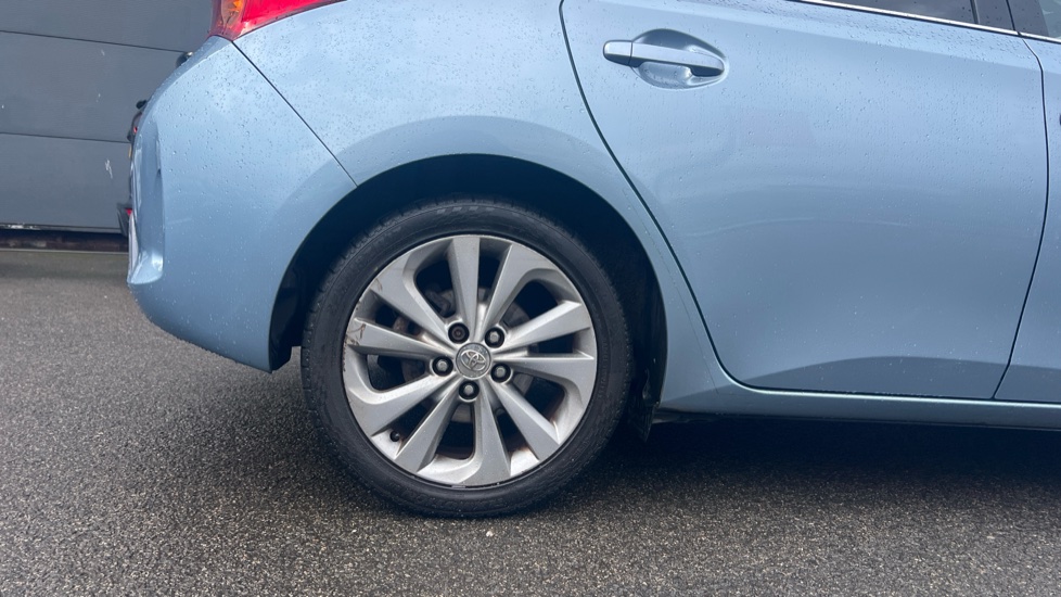 Toyota Auris 1.8 VVTi Hybrid Excel 5dr CVT Auto Hybrid Hatchback - Image 7
