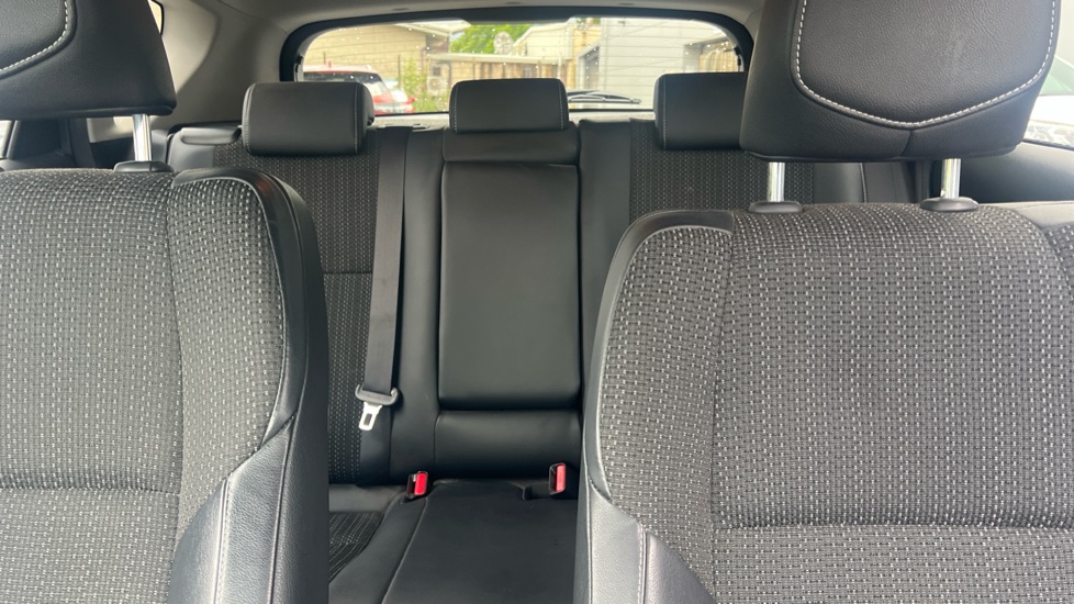 Toyota Auris 1.8 VVTi Hybrid Excel 5dr CVT Auto Hybrid Hatchback - Image 15