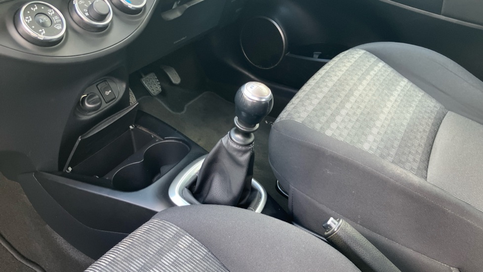 Toyota Yaris 1.33 VVT-i Icon 5dr Petrol Hatchback - Image 13