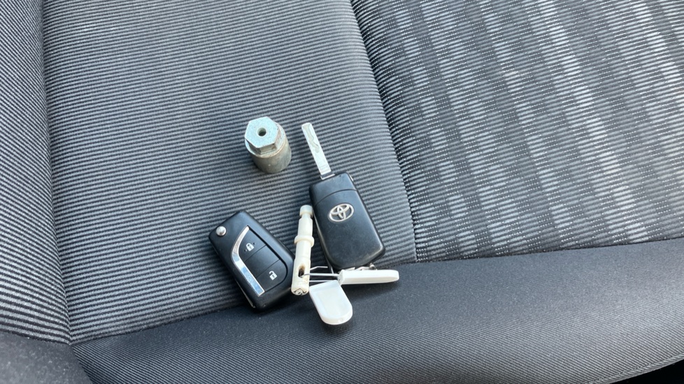 Toyota Yaris 1.33 VVT-i Icon 5dr Petrol Hatchback - Image 19