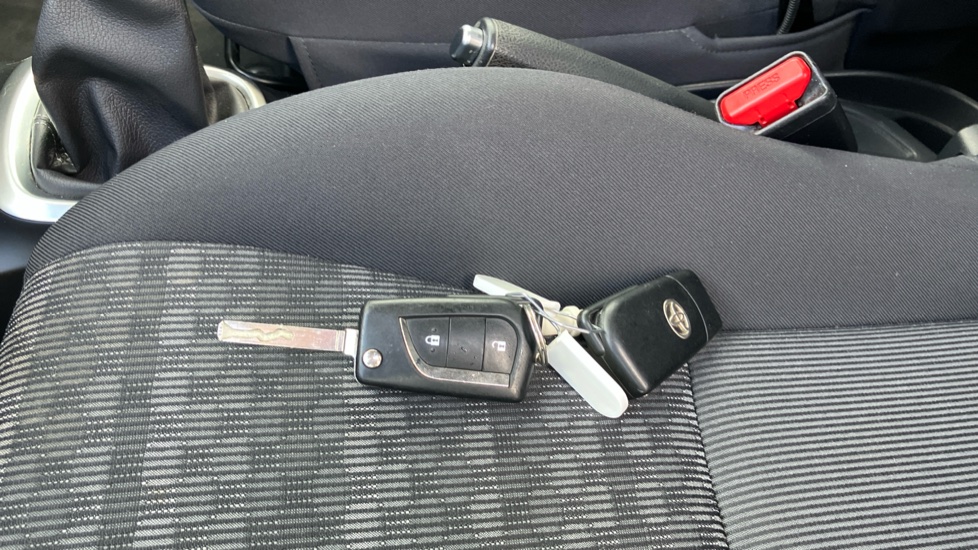 Toyota Yaris 1.33 VVT-i Icon 5dr Petrol Hatchback - Image 20