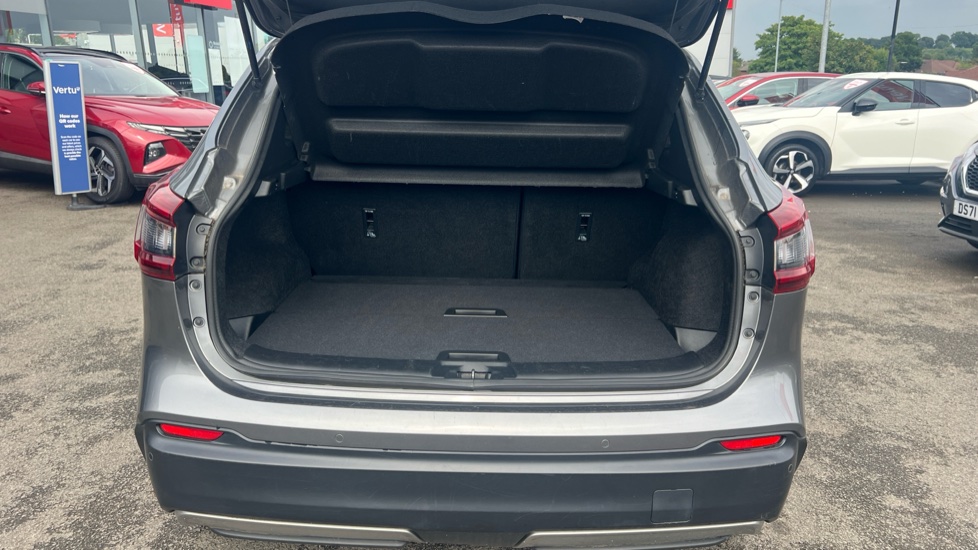 Nissan Qashqai 1.3 DiG-T N-Motion 5dr Petrol Hatchback - Image 4