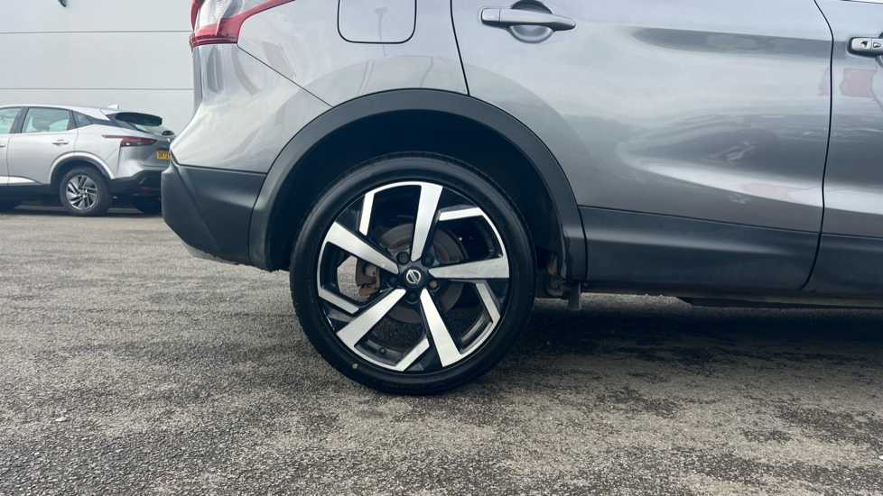 Nissan Qashqai 1.3 DiG-T N-Motion 5dr Petrol Hatchback - Image 7