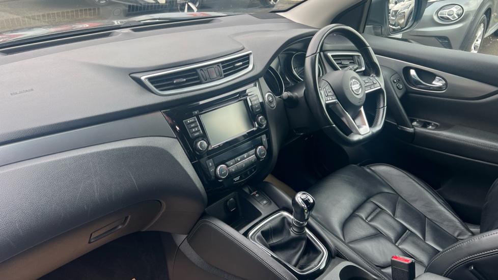 Nissan Qashqai 1.3 DiG-T N-Motion 5dr Petrol Hatchback - Image 9