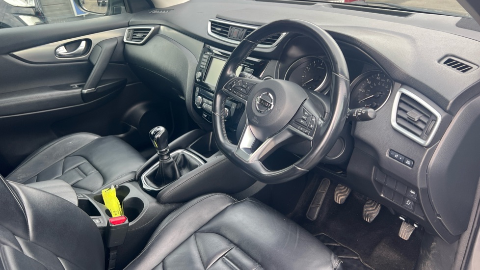 Nissan Qashqai 1.3 DiG-T N-Motion 5dr Petrol Hatchback - Image 11