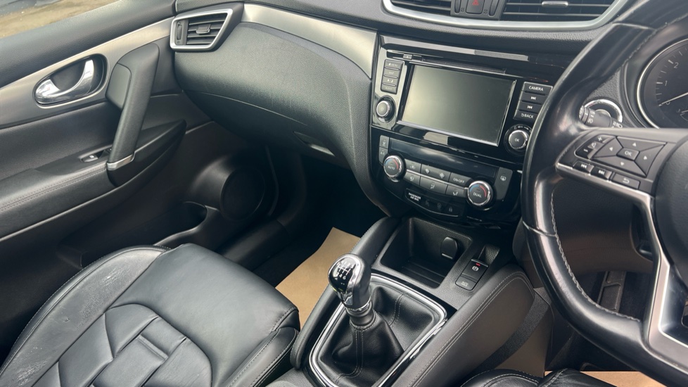 Nissan Qashqai 1.3 DiG-T N-Motion 5dr Petrol Hatchback - Image 14