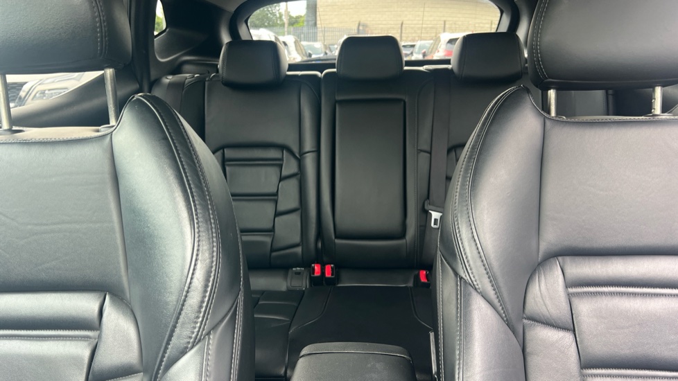 Nissan Qashqai 1.3 DiG-T N-Motion 5dr Petrol Hatchback - Image 15