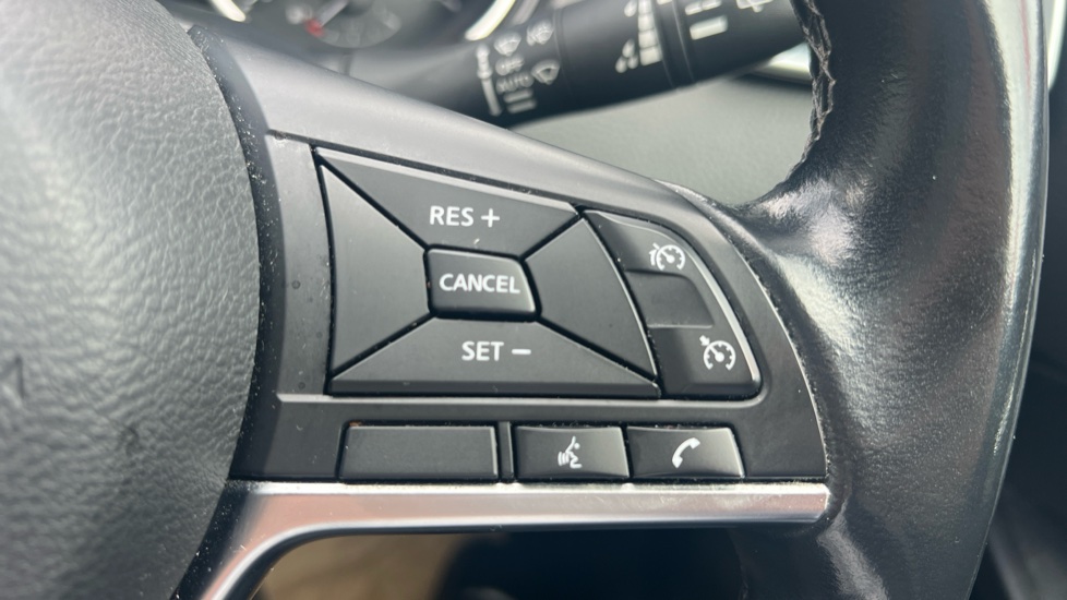 Nissan Qashqai 1.3 DiG-T N-Motion 5dr Petrol Hatchback - Image 24