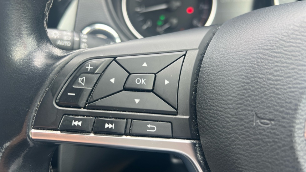 Nissan Qashqai 1.3 DiG-T N-Motion 5dr Petrol Hatchback - Image 25