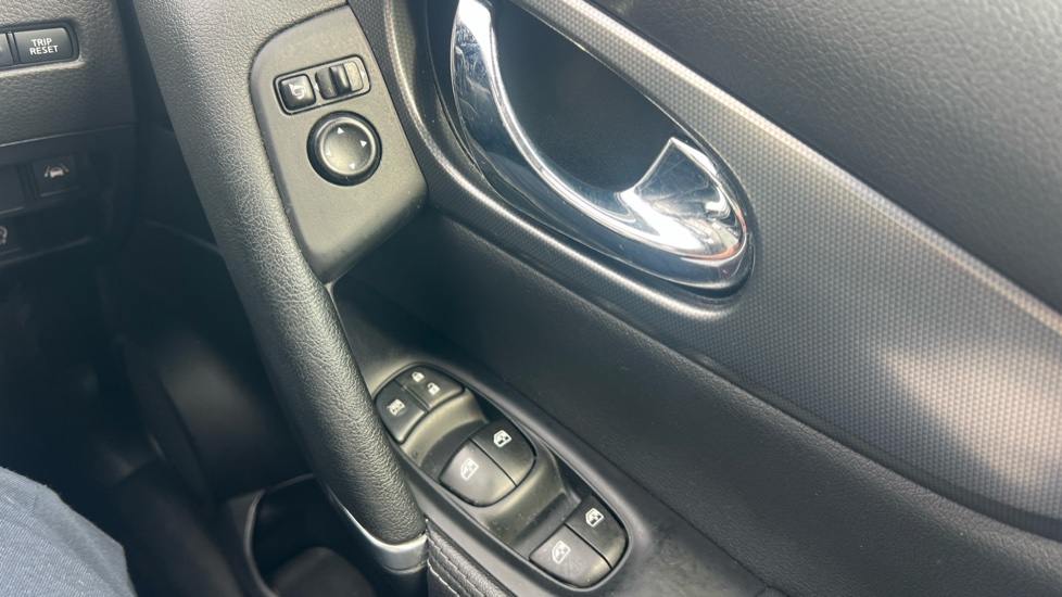 Nissan Qashqai 1.3 DiG-T N-Motion 5dr Petrol Hatchback - Image 26