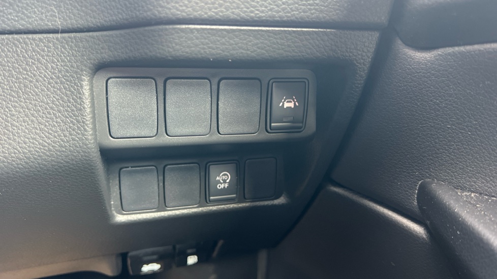 Nissan Qashqai 1.3 DiG-T N-Motion 5dr Petrol Hatchback - Image 27