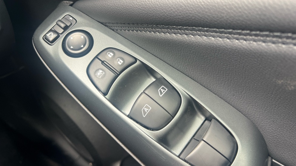 Nissan Juke 1.0 DiG-T N-Connecta 5dr Petrol Hatchback - Image 21