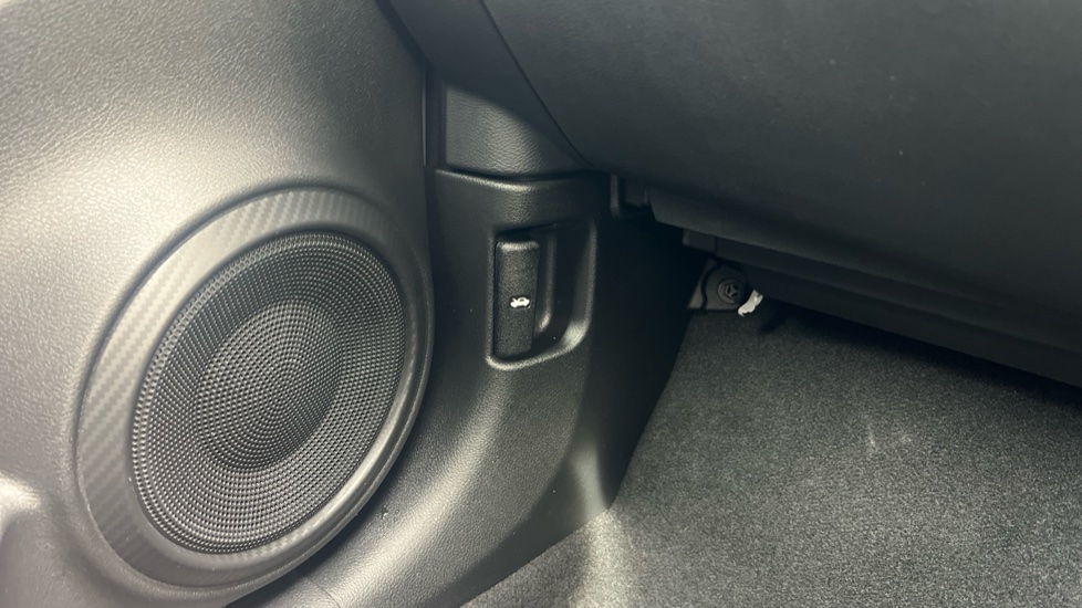 Nissan Juke 1.0 DiG-T N-Connecta 5dr Petrol Hatchback - Image 31