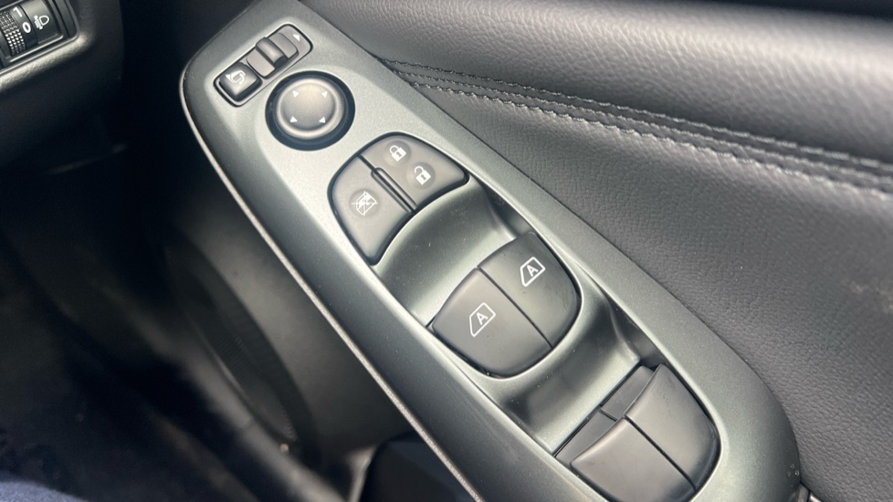 Nissan Juke 1.0 DiG-T N-Connecta 5dr Petrol Hatchback - Image 23