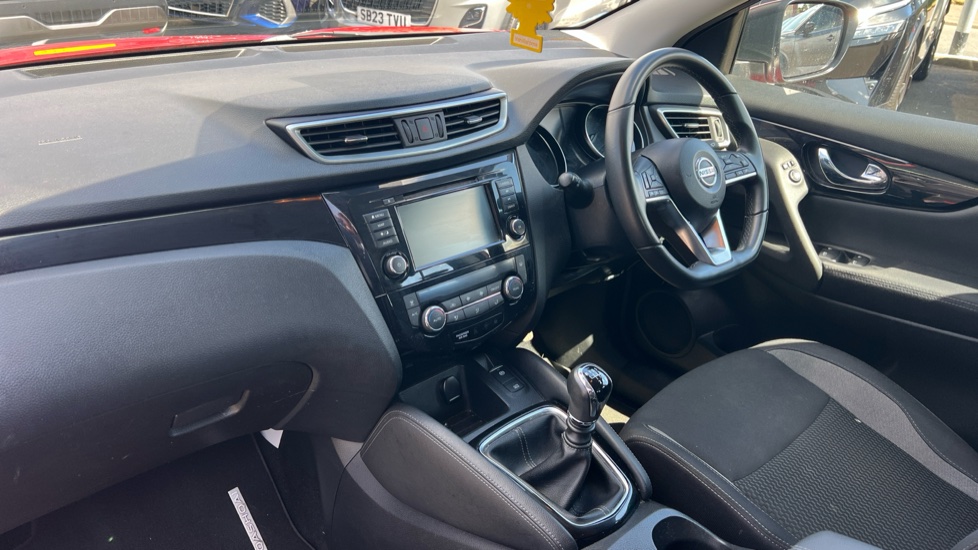 Nissan Qashqai 1.3 DiG-T Acenta Premium 5dr Petrol Hatchback - Image 9