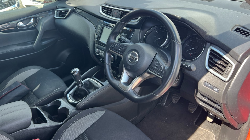 Nissan Qashqai 1.3 DiG-T Acenta Premium 5dr Petrol Hatchback - Image 11