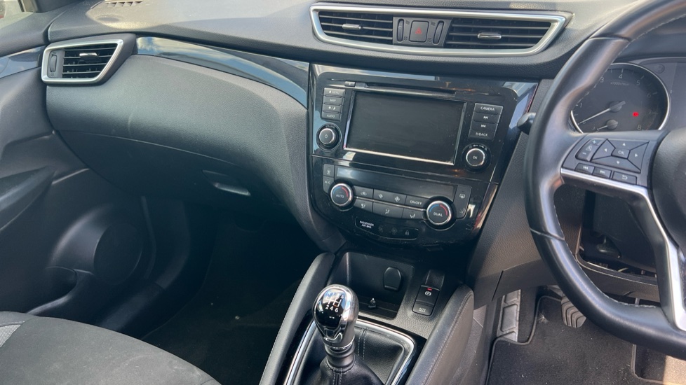 Nissan Qashqai 1.3 DiG-T Acenta Premium 5dr Petrol Hatchback - Image 14